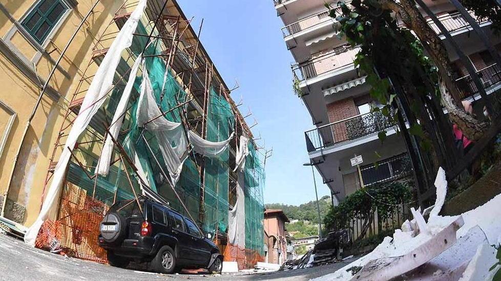 I danni provocati dal tempo sulla palazzina di via Stibbio