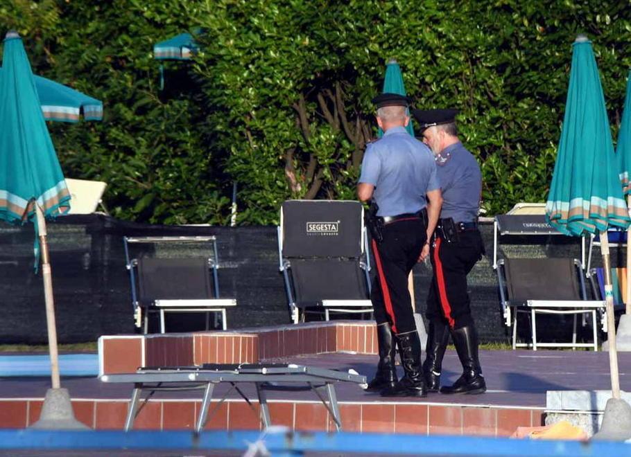 I carabinieri impegnati nei sopralluoghi in puiscina a Viallafranca dopo la tragedia di Ibrahim