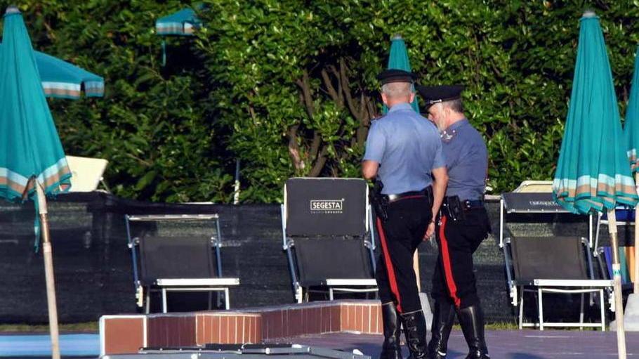 I carabinieri impegnati nei sopralluoghi in puiscina a Viallafranca dopo la tragedia di Ibrahim
