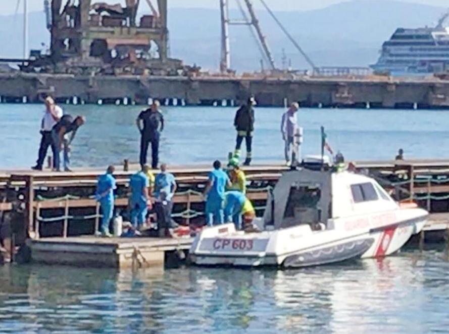 I soccorsi sul porto di Piombino al sub Giorgio Chiovaro, dipendente della Civita Ittica (foto Paolo Barlettani)