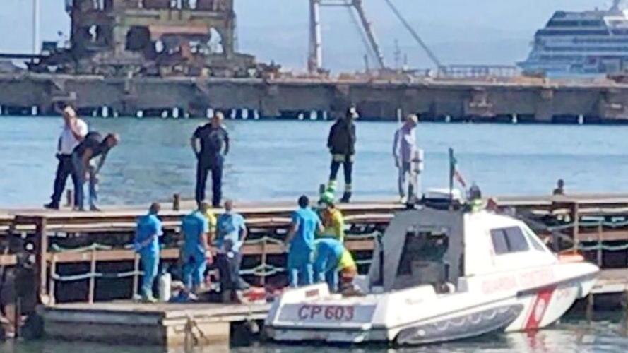 I soccorsi sul porto di Piombino al sub Giorgio Chiovaro, dipendente della Civita Ittica (foto Paolo Barlettani)