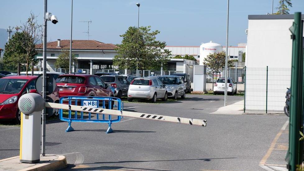 Il parcheggio riservato ai dipendenti davanti al Pronto Soccorso