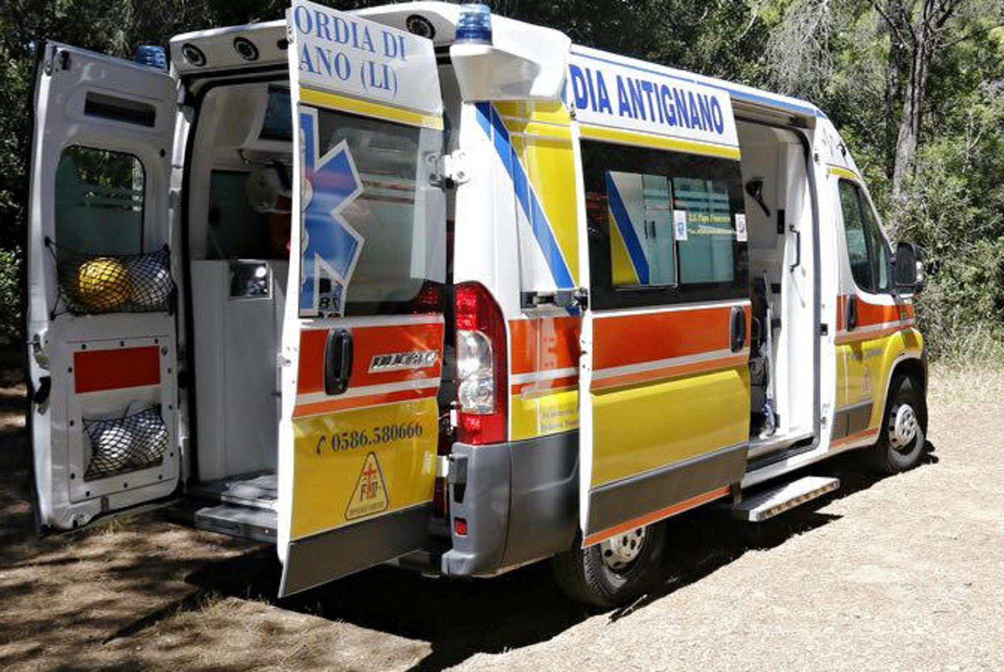 Un'ambulanza della Misericordia di Antignano (foto d'archivio)