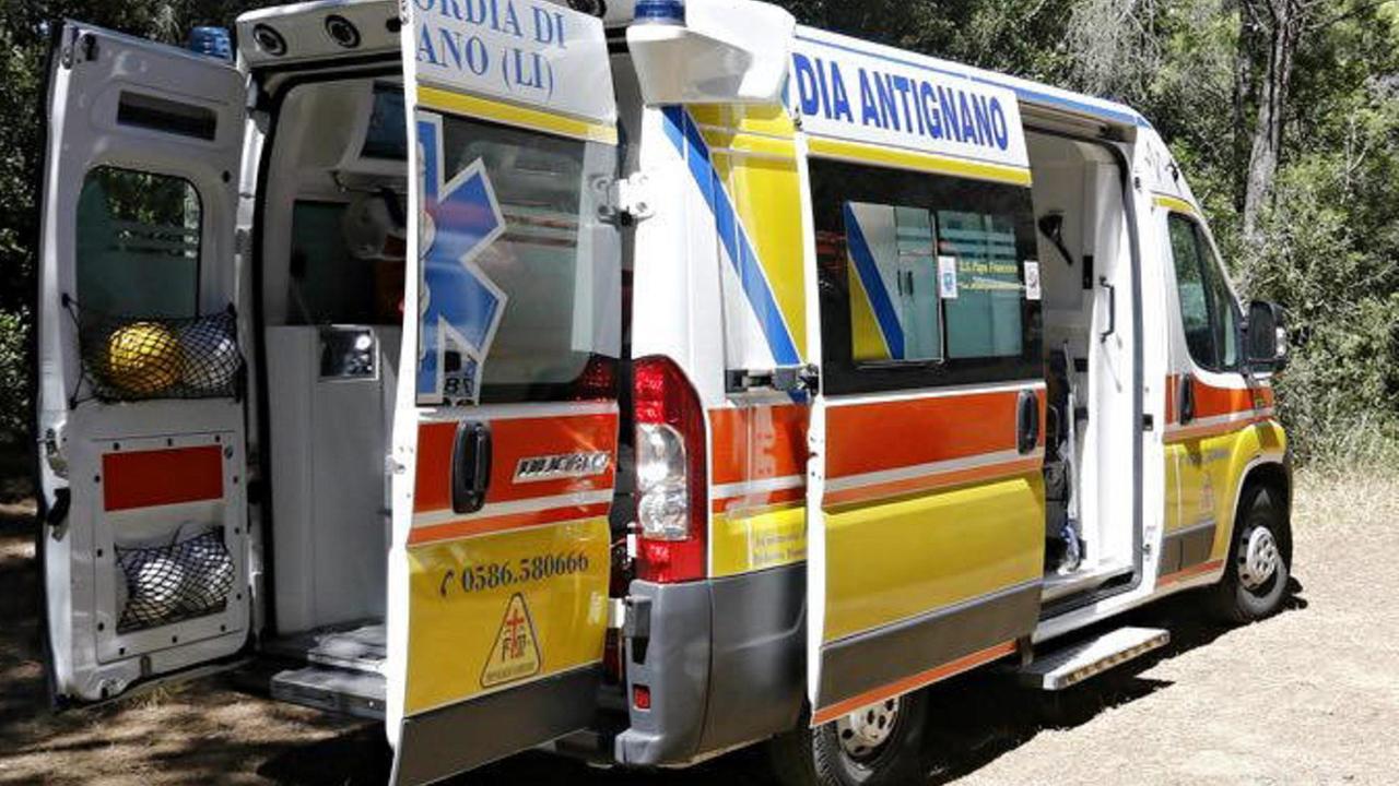 Un'ambulanza della Misericordia di Antignano (foto d'archivio)