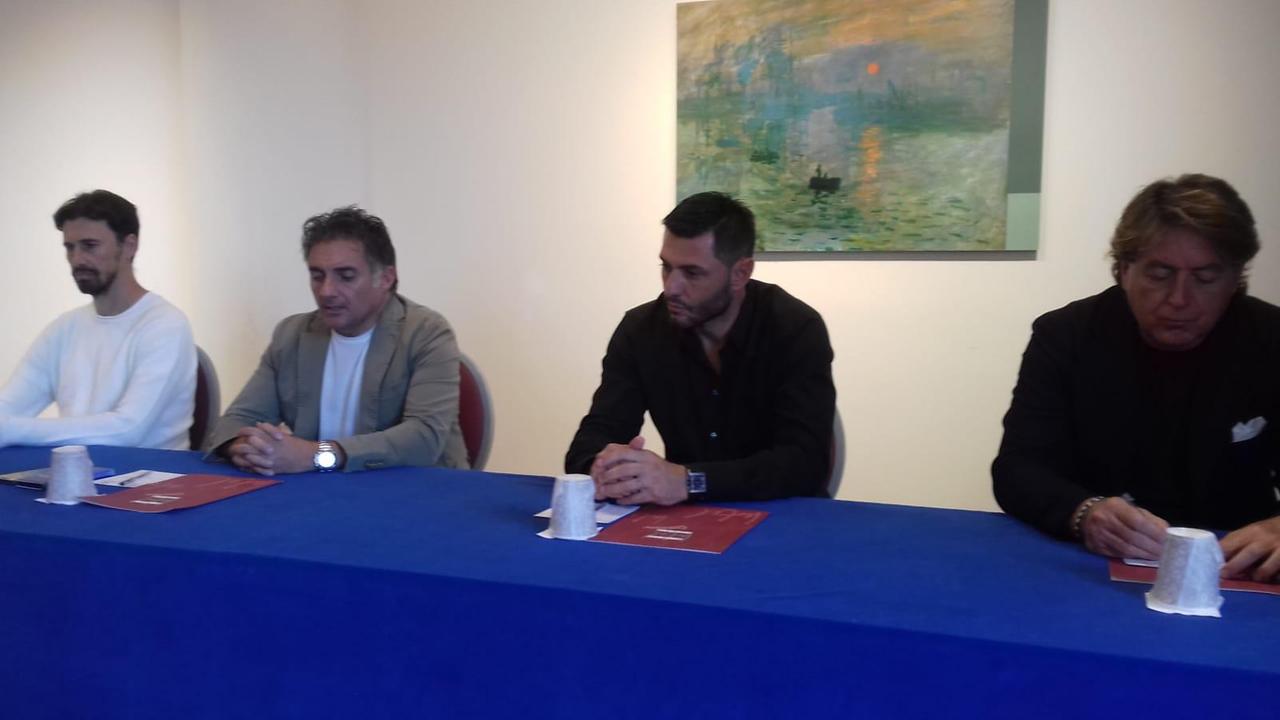Marco Amelia (al centro) insieme al presidente Commini e al direttore sportivo Reggiani