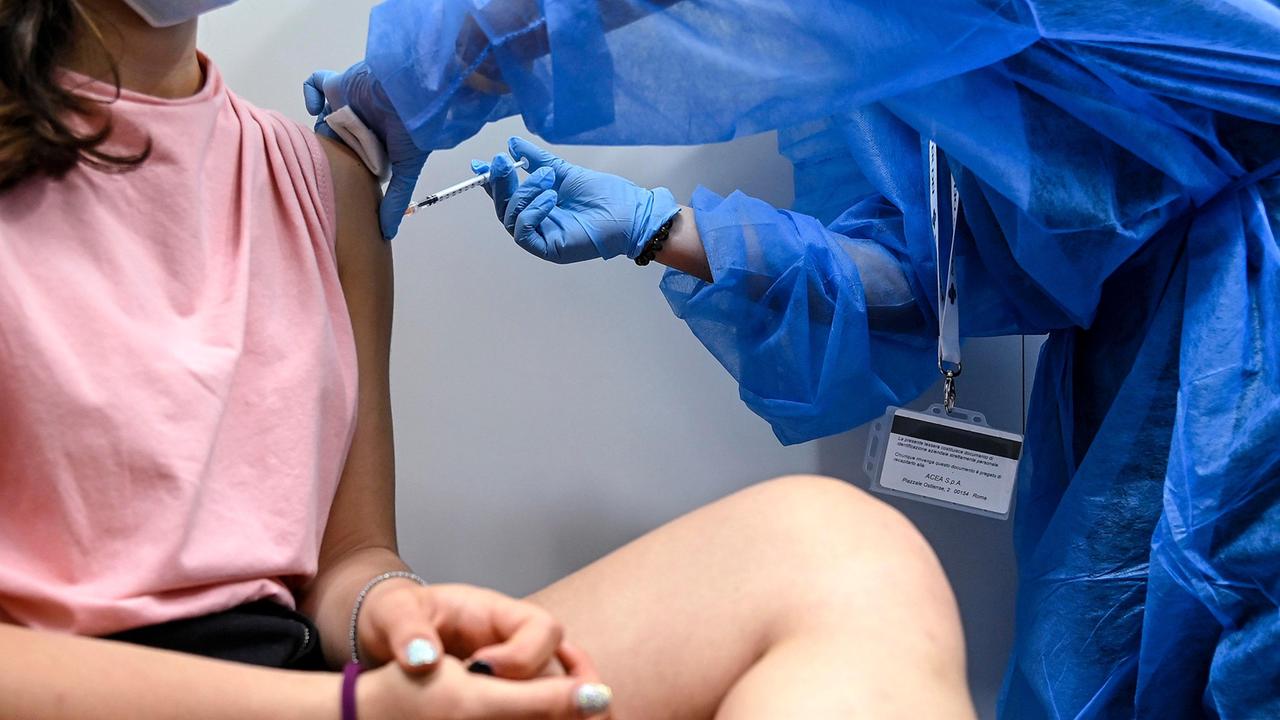 Covid, terza dose di vaccino: in tutta l'isola avviata la somministrazione ai fragili