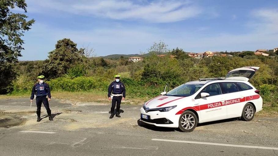 Positivi al Covid-19, ma beccati fuori casa: tre denunciati a Rosignano