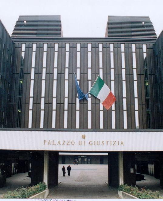Racconto choc in aula: «Mi propose del denaro per poter abusare di mia figlia» 