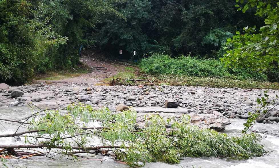 Guado distrutto dalla piena Agriturismo irraggiungibile
