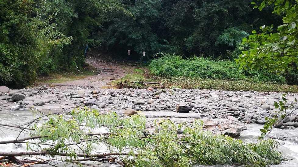 Guado distrutto dalla piena Agriturismo irraggiungibile