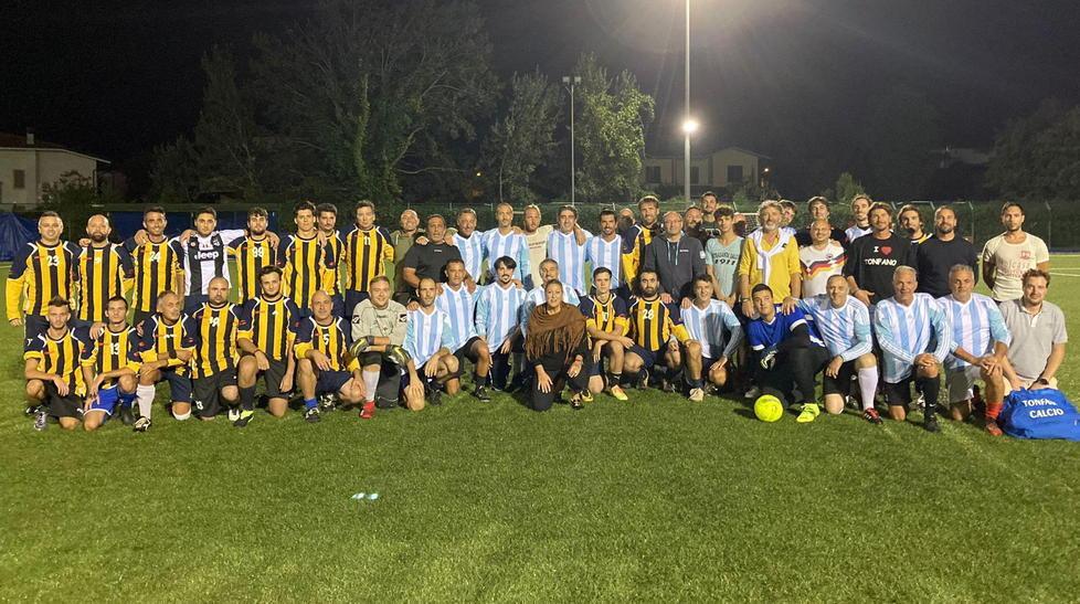 Gli amici di Walter Baglini di nuovo con le scarpette per onorare il Capitano