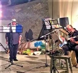 Poesia, musica, suoni e luci Peppe porta la magia in piazza