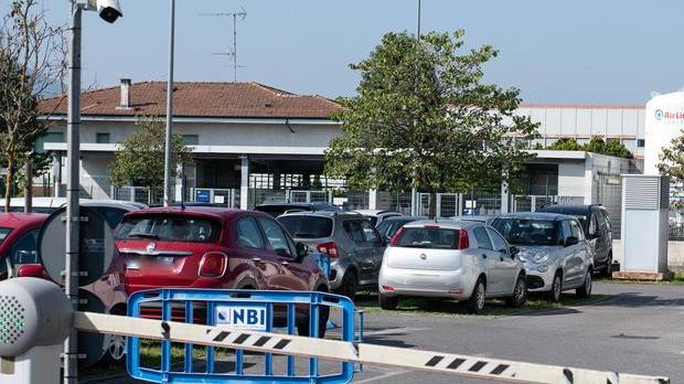 Urtata nel parcheggio, gravissima un’infermiera