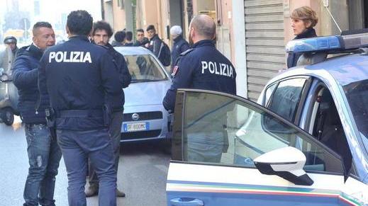 Dopo il furto passa vicino alla questura e viene riconosciuto