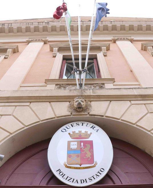 Botte in testa alla moglie Calci e pugni davanti ai figli 