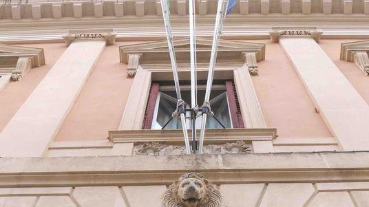 Botte in testa alla moglie Calci e pugni davanti ai figli