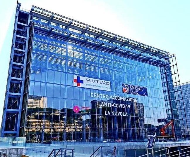 Il fotografo Marco Delogu racconta la vita nell'hub vaccinale di Roma