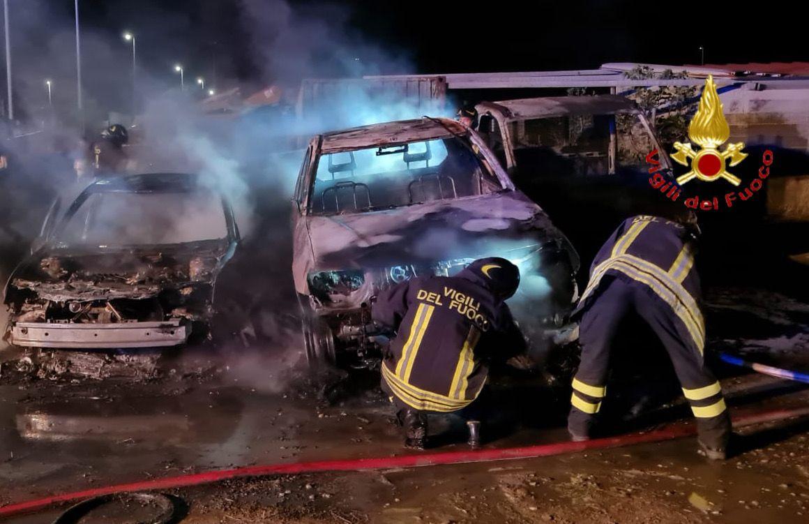 Ottana, attentato incendiario nel deposito giudiziario: distrutti sei mezzi