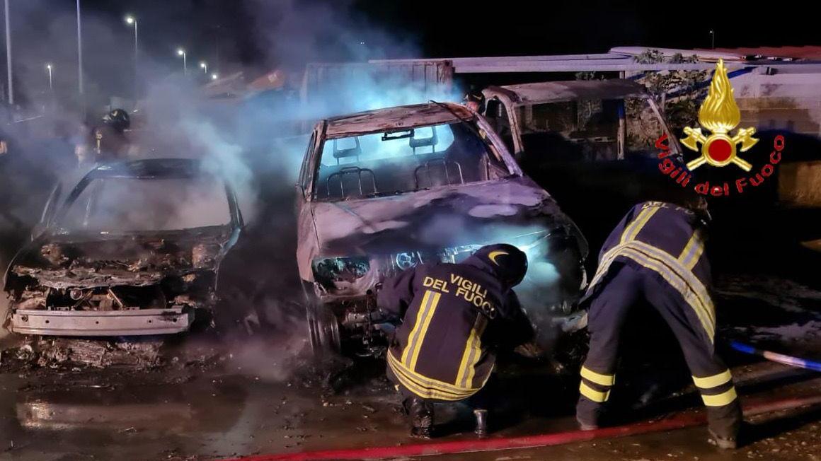 Ottana, attentato incendiario nel deposito giudiziario: distrutti sei mezzi