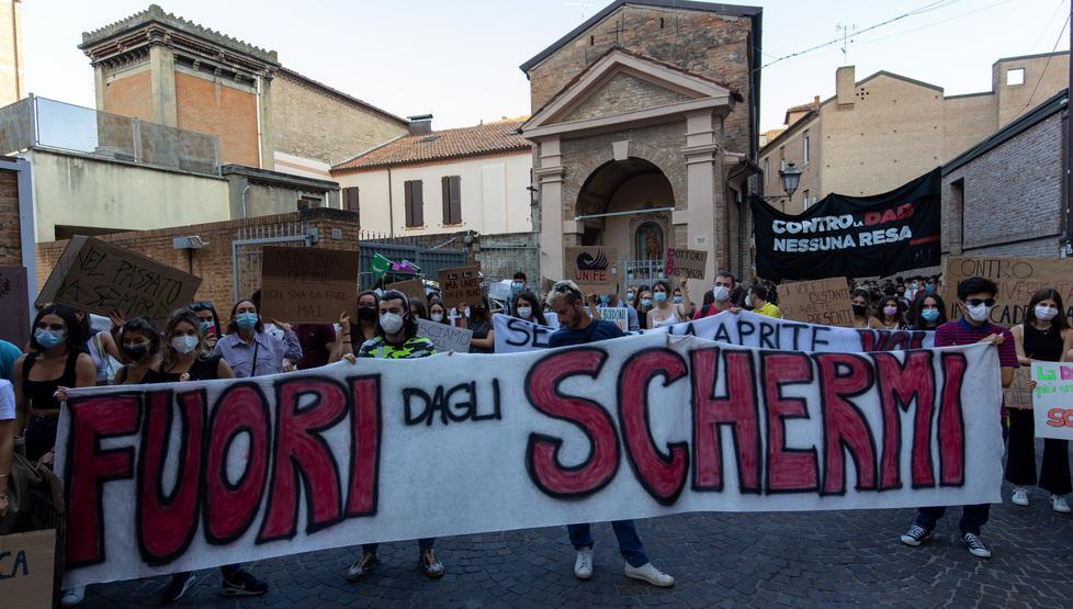 Ferrara, gli studenti di Unife in piazza contro la dad: «Scelta pessima» 