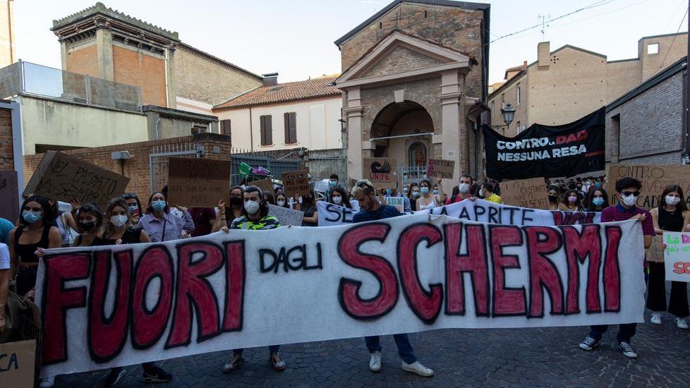 Ferrara, gli studenti di Unife in piazza contro la dad: «Scelta pessima»