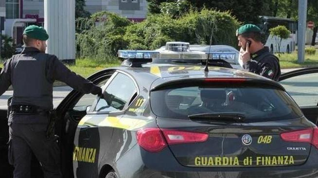 Scoperta stamperia di falsi, sequestrati 270 chilometri di tessuto