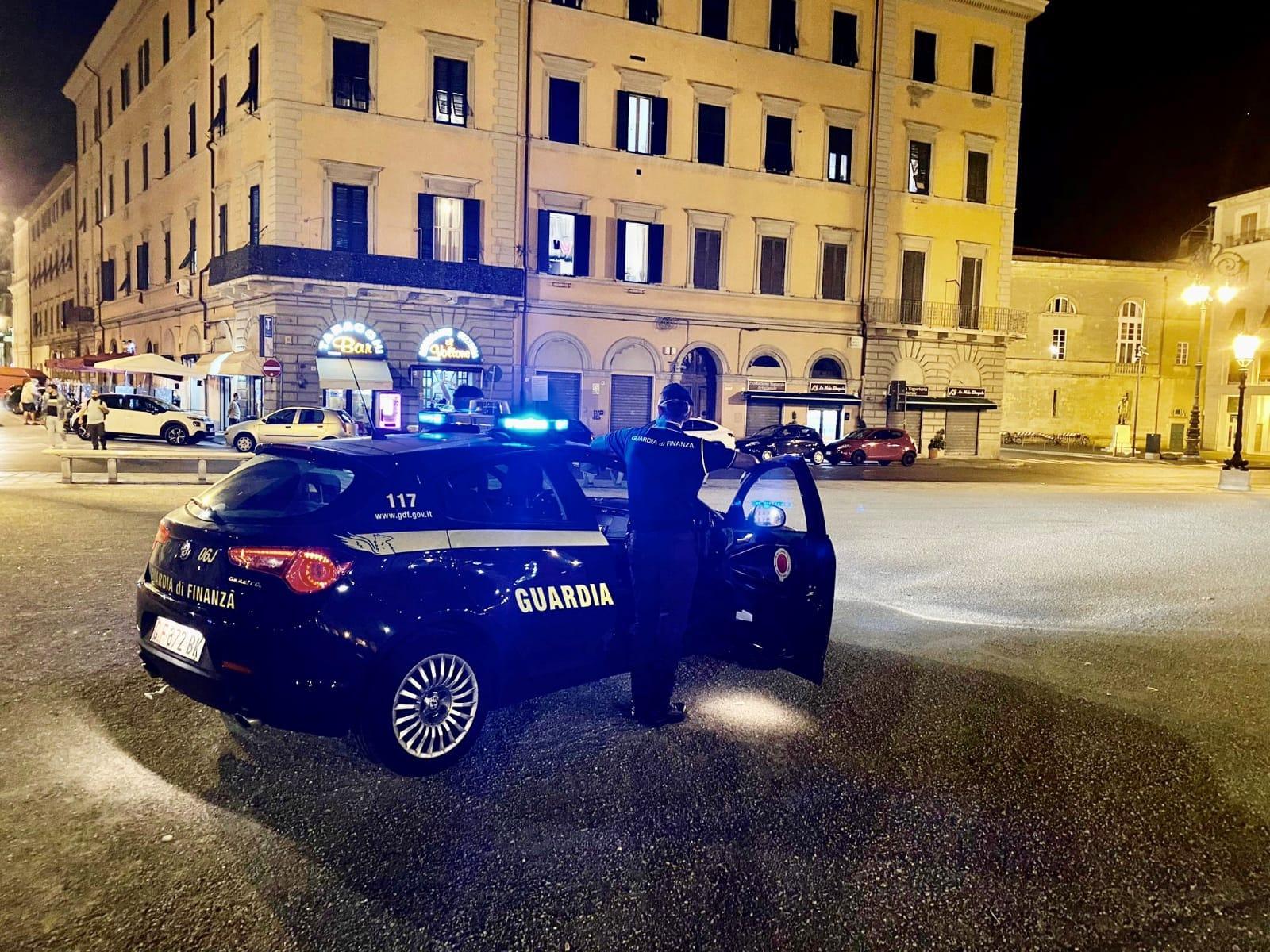 Finanzieri durante un controllo in piazza della Repubblica