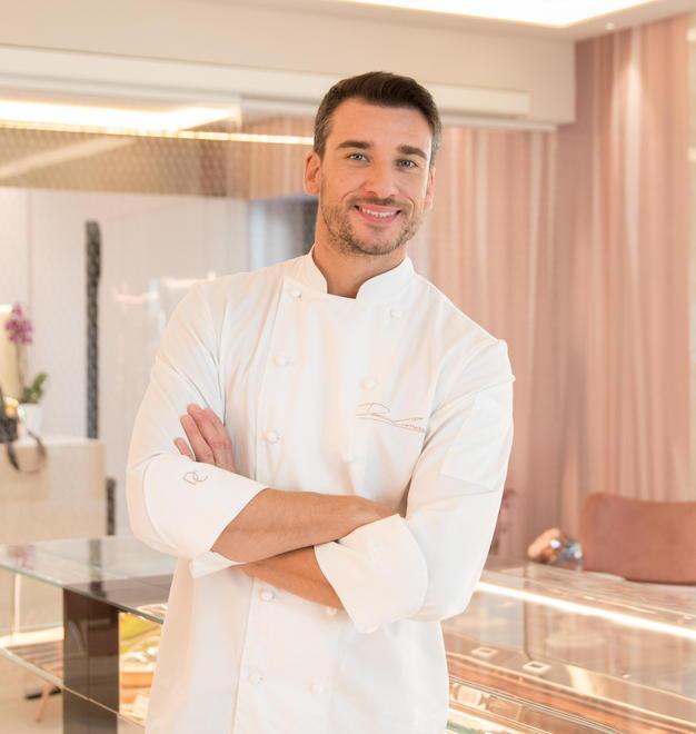 Damiano Carrara, volto televisivo e chef di dolci nel suo "Atelier Damiano Carrara"