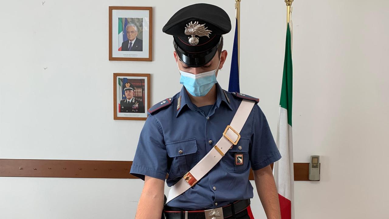 Sorpreso con la droga nel parcheggio del Conad, arrestato un 19enne