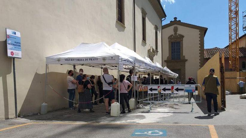 Cinesi in fila al centro vaccinale del Pelegrinaio Novo