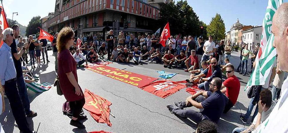 Una protesta dei lavoratori Sanac sull'Aurelia a Massa