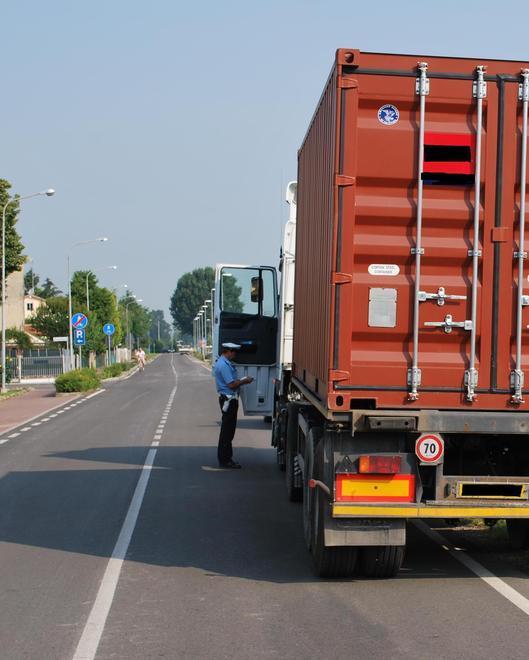 Magnete falsa i tempi di guida e di riposo: camionista nei guai 