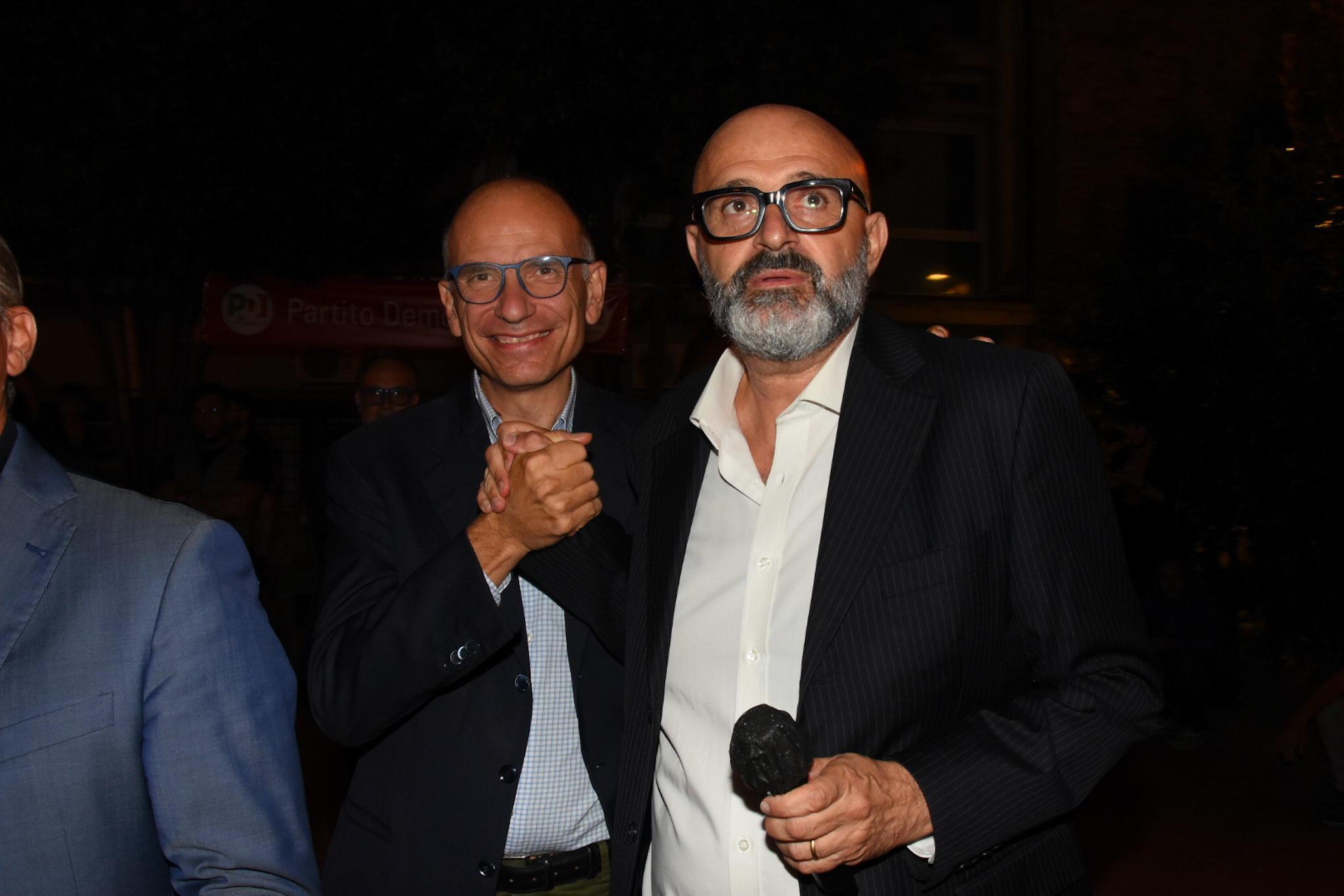 Il segretario del Partito democratico, Enrico Letta, accanto al candidato sindaco di centrosinistra a Grosseto, Leonardo Culicchi, durante l'appuntamento elettorale in piazza San Francesco (Foto AgenziaBF)
