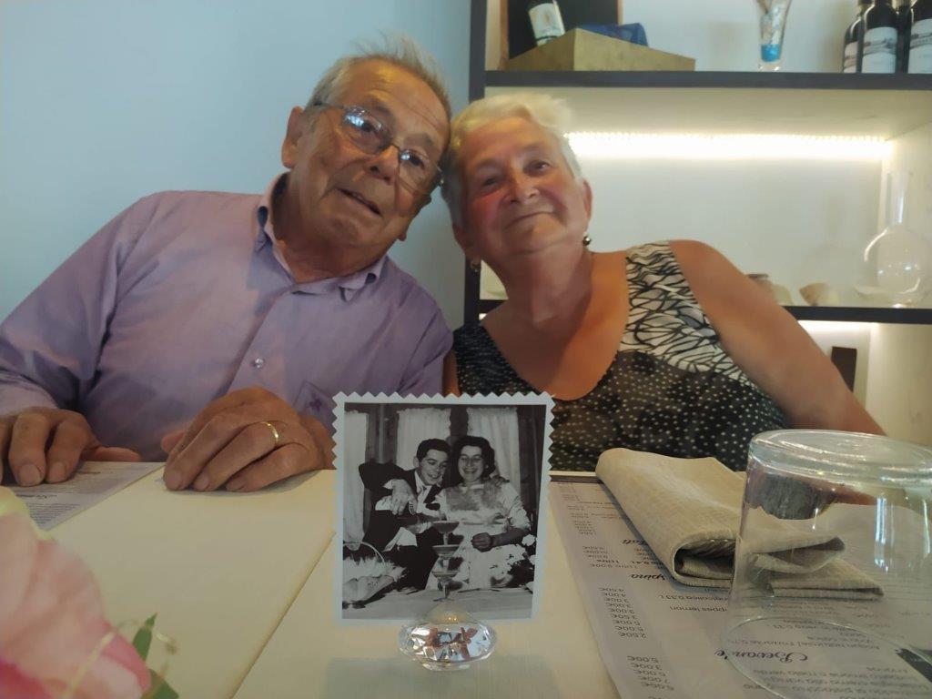 Domenico Burattini, 82 anni e Maria Assunta Strufaldi, 80 con la foto di loro da sposi
