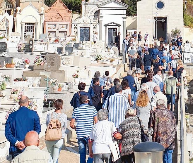 Un momento del funerale di Vasco Donnini a Castiglione della Pescaia
