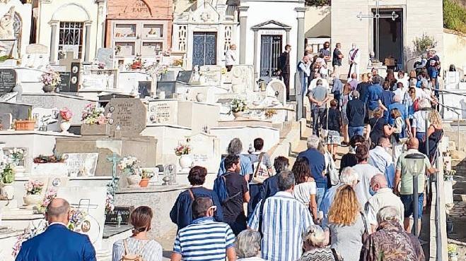 Un momento del funerale di Vasco Donnini a Castiglione della Pescaia