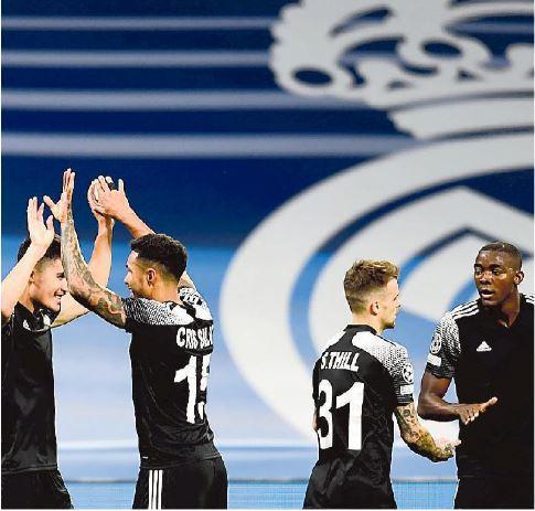 La gioia dei giocatori dello Sheriff dopo la vittoria contro il Real Madrid