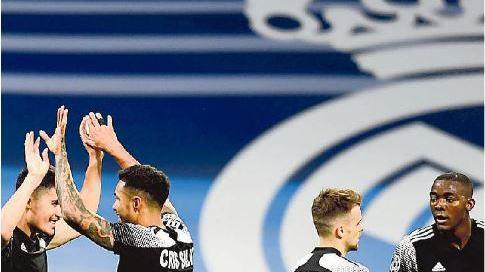 La gioia dei giocatori dello Sheriff dopo la vittoria contro il Real Madrid
