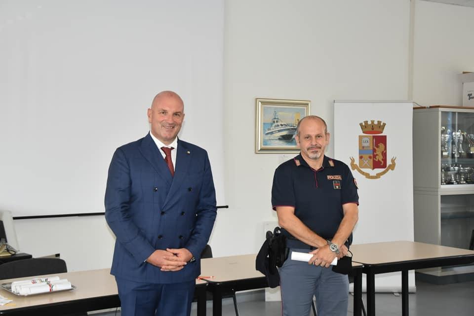Il questore Roberto Massucci con l'agente della polizia Giancarlo Nolfi