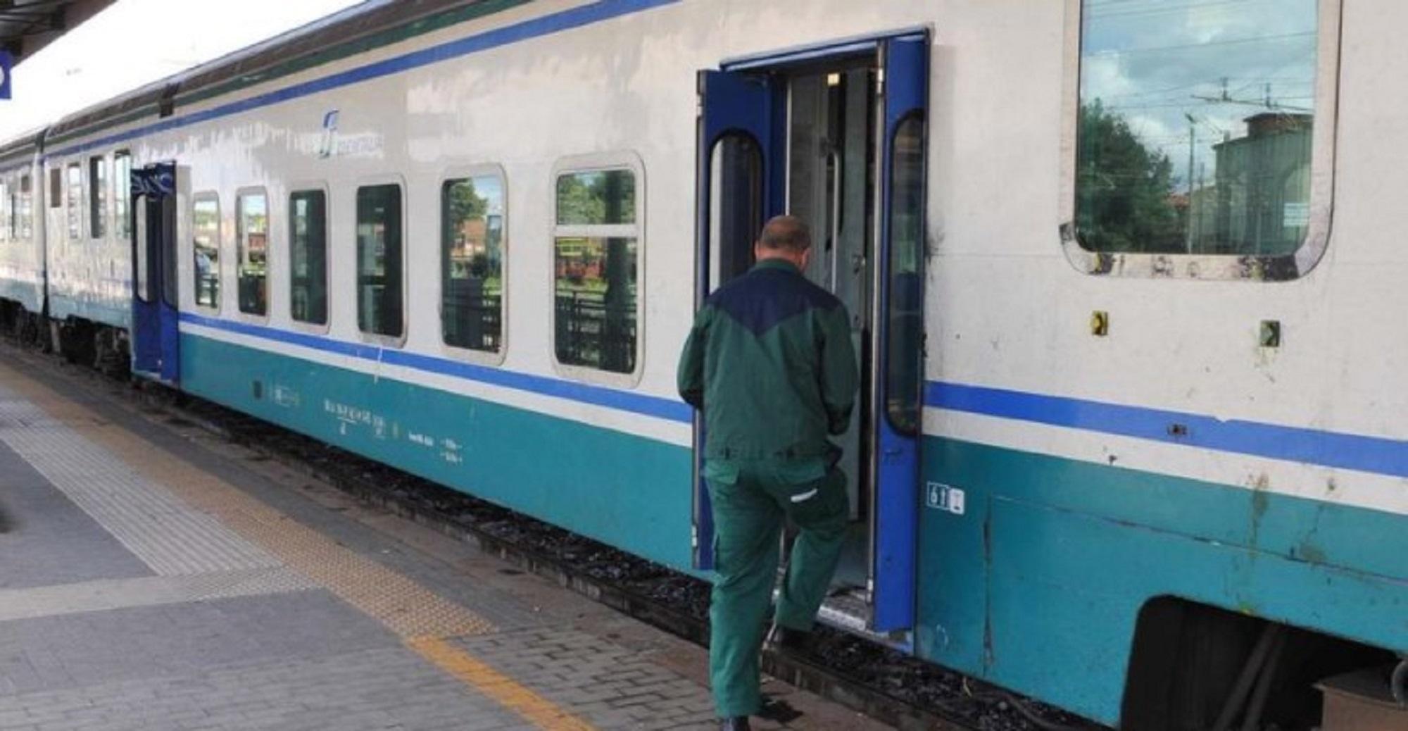 Un passeggero sale su un treno alla stazione di Livorno (foto d'archivio)