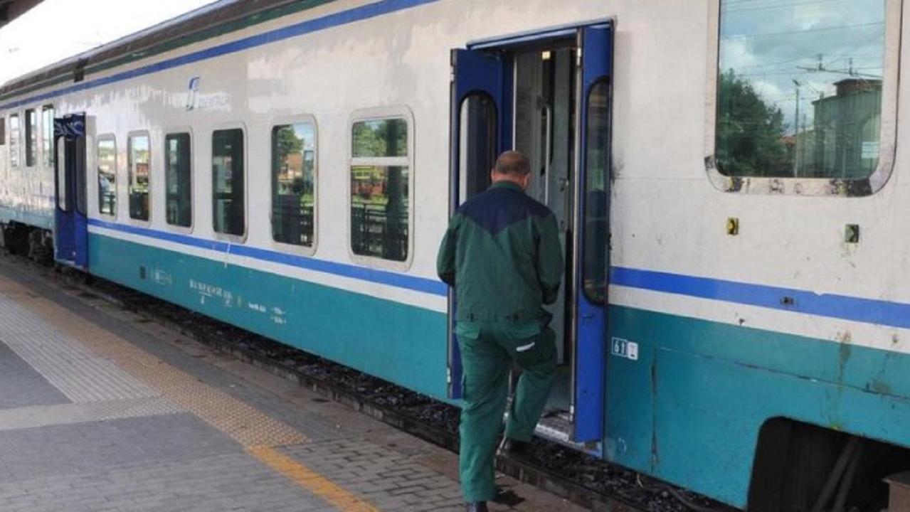 Un passeggero sale su un treno alla stazione di Livorno (foto d'archivio)