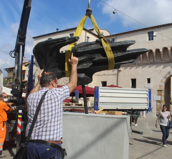 Tornano in piazza Carducci due opere in bronzo restaurate