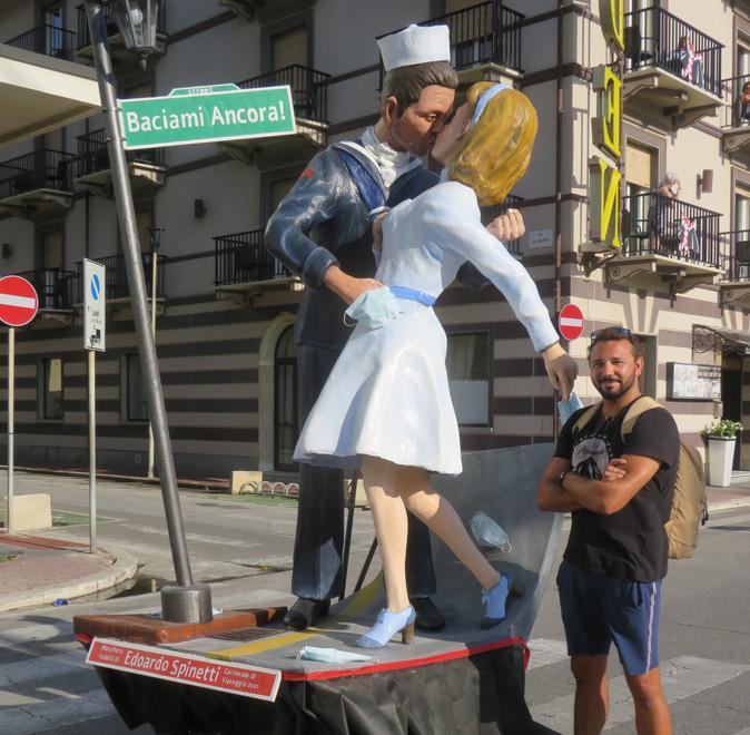 Edoardo e un bacio anticovid «Che emozione sui viali»