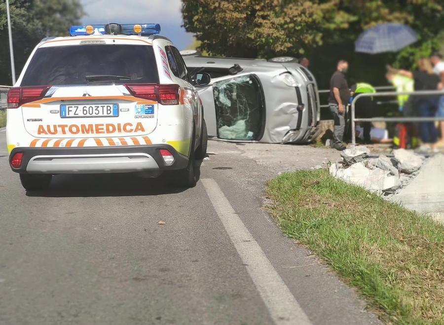 Si schianta con l’auto che poi si ribalta contro un ponticello