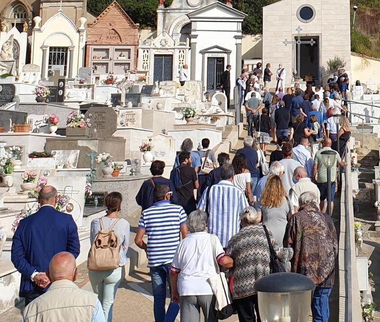 Sulla bara di Donnini l’inseparabile berretto Anche Bertelli al rito 