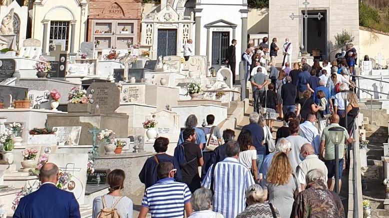 Sulla bara di Donnini l’inseparabile berretto Anche Bertelli al rito