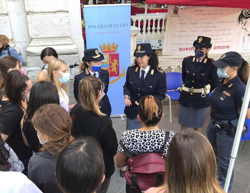 Polizia in piazza contro la violenza di genere in crescita