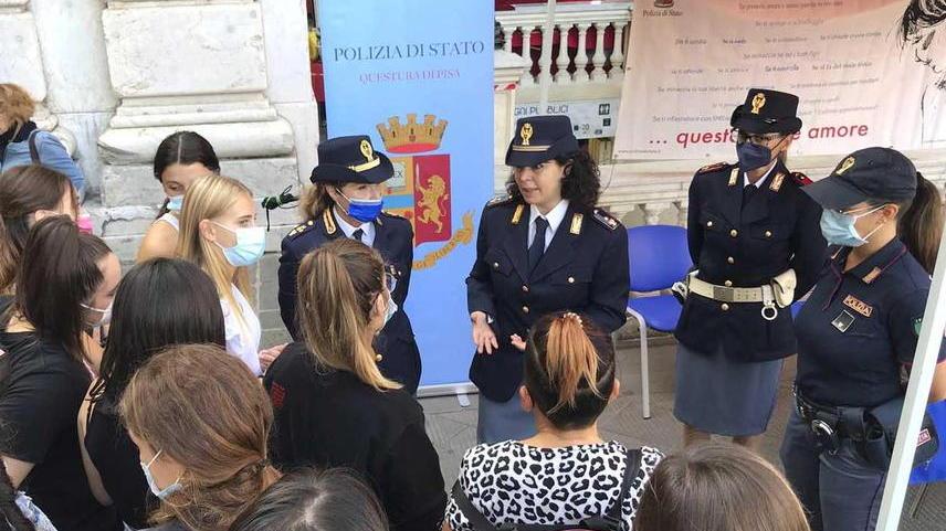 Polizia in piazza contro la violenza di genere in crescita