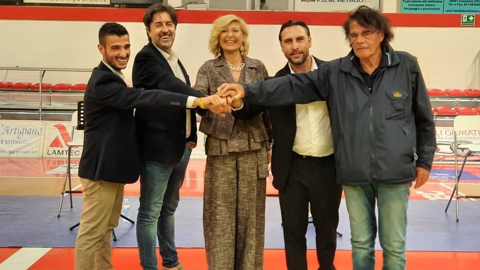 Bagarre a Cento Cinque sfidanti sono a caccia della poltrona
