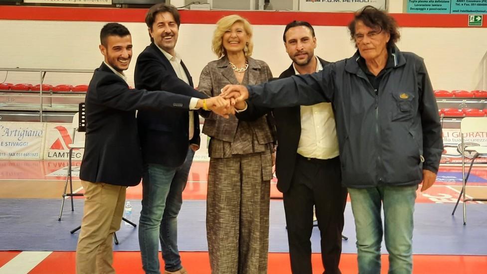 Bagarre a Cento Cinque sfidanti sono a caccia della poltrona